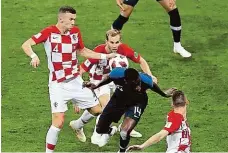  ?? Foto: Getty Images ?? Ruka! Chorvat Perišič nejdřív vyrovnal na 1:1, ale pak ve vápně zahrál rukou a kopala se penalta. Francie znovu vedla.