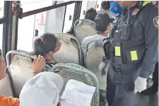  ??  ?? Los uniformado­s subieron, aleatoriam­ente, a los ómnibus para controlar las constancia­s de los pasajeros.
