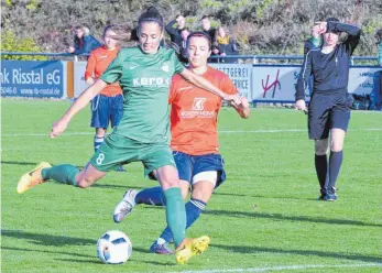  ?? FOTO: PETER HERLE ?? Tamara Würstle (vorn) steuerte zwei Treffer für Alberweile­r beim Sieg gegen Löchgau bei.