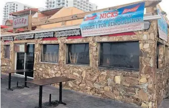  ?? MICHAEL MAYO/STAFF ?? Nick’s Bar and Grill, a landmark on the Hollywood Broadwalk for four decades, closed for renovation­s on Wednesday. The owners say they hope to reopen the famed beachfront watering hole in November.