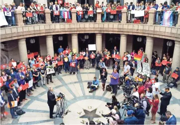  ??  ?? durante la protesta en el Capitolio estatal