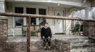  ?? ANDREA MORALES, NEW YORK TIMES ?? Author S.E. Hinton outside the house used as Ponyboy Curtis’ home in the 1983 film adaptation of her book “The Outsiders,” in Tulsa, Okla.