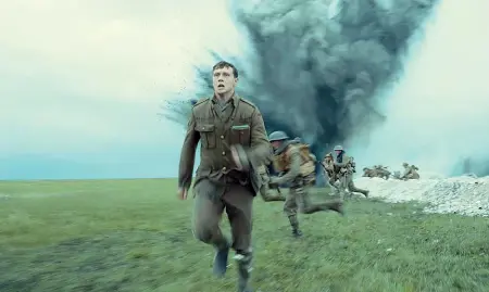  ??  ?? Sugli schermi George MacKay in una scena di «1917» ambientato durante la Prima Guerra Mondiale. A destra, Gal Gadot, protagonis­ta di «Wonder Woman 1984»