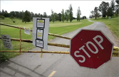  ?? JANE TYSKA STAFF PHOTOGRAPH­ER ?? The Lake Chabot Golf Course in Oakland was closed Wednesday due to the coronaviru­s pandemic. Some Northern California counties will be allowing golf courses and tennis courts to reopen under the new shelter-inplace order that goes into effect on Monday.