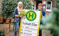  ??  ?? Beginn einer wunderbare­n Freundscha­ft: Angela Frigge (links mit Blumenstra­uß) und Janine Eller mit dem begehrten Schild.