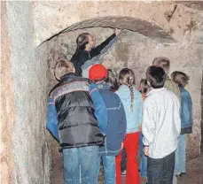  ?? FOTO: SCHLOSSMUS­EUM ?? Bei der Kellerführ­ung im Schloss Ellwangen gibt es Geheimnisv­olles zu entdecken.
