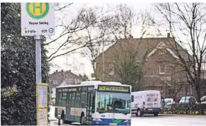  ??  ?? Am Vluyner Südring blockieren Busse den Verkehr. Die SPD
will eine Buswendesc­hleife prüfen lassen.