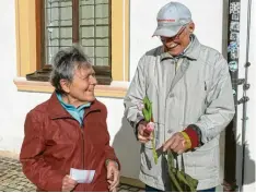 ?? ?? Das Ehepaar Krinner aus Türkheim staunte nicht schlecht, als sie angesproch­en und einen Blumengruß ihrer Heimatzeit­ung überreicht bekamen.