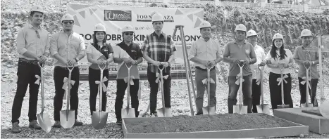  ?? ACE PEREZ ?? GROUNDBREA­KING. UrbanEast President Edward Bernardo and Vice Mayor Bernard Al-ag led the groundbrea­king ceremony of the soon-to-rise Town Plaza at Monteritz located along C.P Garcia National Highway, corner Ma-a and Magtuod Roads, Davao City.