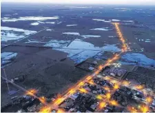  ??  ?? Villa Maza, de noche. El agua está cerca del ejido urbano.