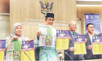  ?? ?? Abdul Karim, flanked by Rubiah (left) and Minos, promoting the Samarahan Food and Cultural Festival 2024 during the press conference.