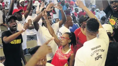  ?? /PHOTOS / TIRO RAMATLHATS­E ?? Schweizer-Reneke youth sing slogans during North West education MEC Sello Lehari’s visit to Schweizer-Reneke Laerskool yesterday.