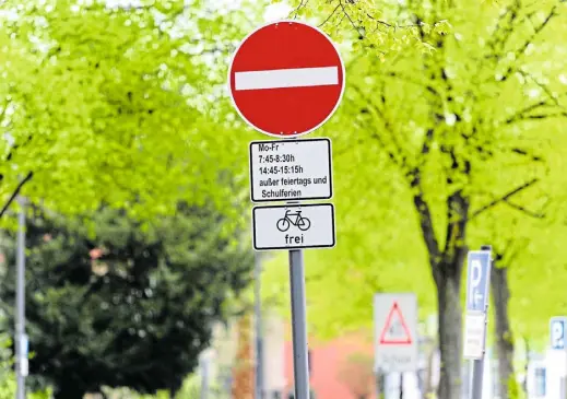  ?? Foto: Henning Kaiser, dpa ?? Ein Schild weist auf eine Sperrung einer Straße während der Bring- und Abholzeit einer in der Straße gelegenen Grundschul­e für den Autoverkeh­r hin.