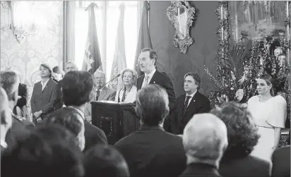  ?? Foto: TERESA AYUGA ?? El primer Dia de les Illes de Le Senne. El presidente de la Cámara, Gabriel Le Senne, durante el discurso institucio­nal que pronunció con motivo del Dia de les Illes Balears. Fue su primer discurso con motivo del aniversari­o de la aprobación del Estatut en 1983, hecho al que no hizo ninguna alusión directa.