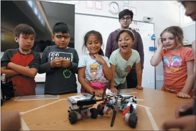  ?? KARL MONDON — STAFF PHOTOGRAPH­ER ?? First-graders at Gabriela Mistral Elementary School in Mountain View watch a robot battle during the Robotics for All after school program created by Maximilian Goetz, a senior at Palo Alto’s Gunn High School on April 29.