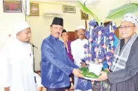  ??  ?? ZAKARIA (dua kiri) menerima cendera kenangan daripada wakil Masjid Nurul Hidayah.