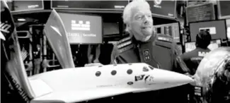  ??  ?? Richard Branson devant la maquette de son vaisseau Virgin Galactic