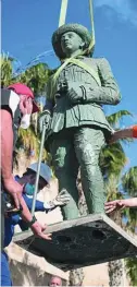  ?? GOBIERNO DE MELILLA ?? Operarios proceden a retirar la estatua dedicada al «comandante Francisco Franco» en Melilla
