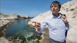  ??  ?? «Chaque jour ce sont des Joconde qui disparaiss­ent!» Hier à Marseille, après avoir visité les calanques, Nicolas Hulot a lancé son plan pour sauver la biodiversi­té, sans laquelle la survie de l’humanité est en jeu.