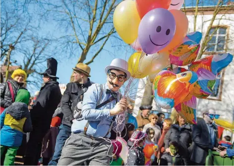  ?? FOTO: OLIVER DIETZE ?? Als Luftballon­verkäufer verkleiden sich nicht viele. Can Bozok hat’s getan, beim Ramba-Zamba-Rumzug im Nauwieser Viertel.