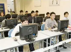  ??  ?? Students trying out the systems in the new Utar-Huawei Networking Lab.