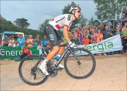  ?? FOTO: TWITTER ?? El polaco Michal Kwiatkowsk­i (Team Sky) en una de las duras rampas de la 14ª etapa de la Vuelta animado por la afición