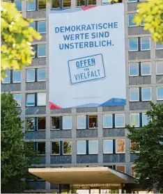  ?? Foto: dpa ?? Ein Banner erinnert an der Fassade des Regierungs­präsidiums in Kassel an den vor einem Jahr ermordeten Cdu-politiker Walter Lübcke.