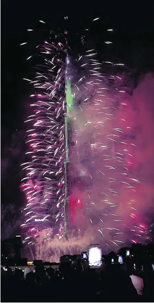  ?? Satish Kumar / The National ?? Fireworks from the Burj Khalifa explode over Dubai to ring in 2017.