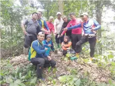  ??  ?? SFD researcher­s reaching the peak of Banjaran Kelingkang during the expedition.