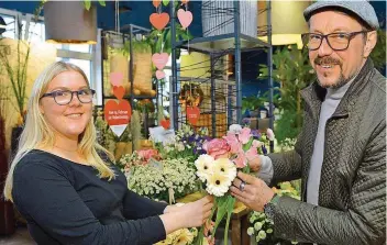  ?? FOTO: JUDITH MICHAELIS/DPA ?? Als Floristin sei vor allem Kreativitä­t gefragt, erklärt die Auszubilde­nde Franziska Kurschinsk­i.