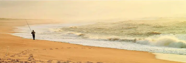  ?? FOTO: HELGE SOBIK ?? Ein kilometerl­anger Sandstrand, an den sich höchstens eine Handvoll Menschen verirrt: Wenn sich das Jahr dem Ende neigt, ist im portugiesi­schen Dorf Praia da Tocha nur das Meeresraus­chen zu hören.