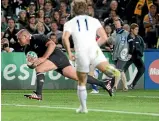 ?? ?? The unlikely Tony Woodcock scores New Zealand’s only try in the final.