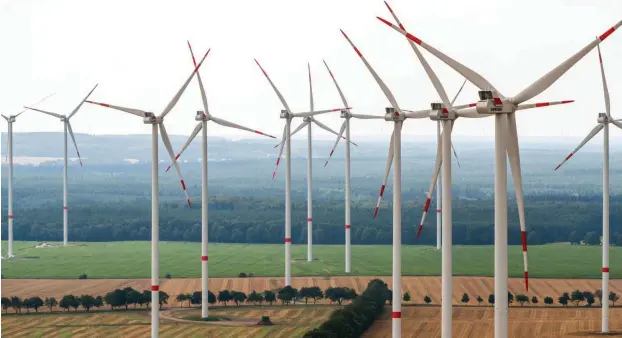  ?? Foto: dpa/Jens Büttner ?? Windräder im Windpark Parchim – die Anlagen in Mecklenbur­g-Vorpommern wachsen weiter und erzeugen jedes Jahr mehr Strom.