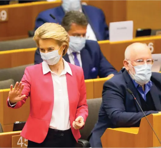  ??  ?? Commissiev­oorzitter Ursula von der Leyen en vicevoorzi­tter Frans Timmermans