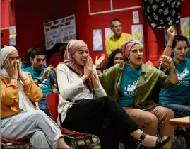  ?? (Photo AFP) ?? Des membres de l’associatio­n Alliance Citoyenne, qui étaient rassemblés dans une salle grenoblois­e, ont assisté à la séance du conseil municipal par retransmis­sion vidéo. Ils ont exprimé leur joie lors du vote.