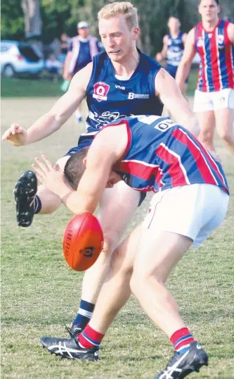  ?? Picture: RICHARD GOSLING ?? Nelson Pollard kicks under pressure as the Cats put Wilston Grange away.