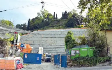  ??  ?? Il cantiere La nuova fase dei lavori è iniziata il 12 settembre del 2017. Il parking da 470 posti, che avrebbe dovuto essere pronto a marzo di quest’anno, sarà invece aperto a ottobre del 2020, se non ci saranno altri intoppi e quindi se le previsioni resteranno quelle attuali, da poco aggiornate