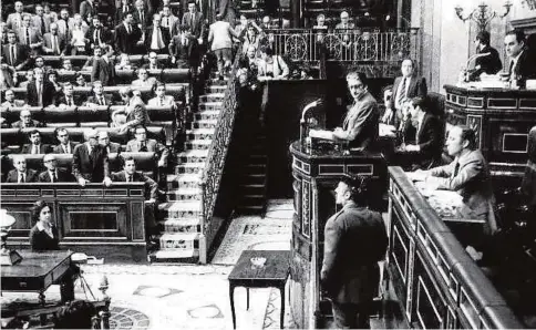  ?? ABC ?? Inicio del golpe de Estado; Rodríguez Alcaide, de espaldas subiendo la escalera del hemiciclo