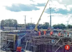  ??  ?? Die Bauarbeite­r sind im Bereich des neuen Bahnsteigs F zugange. Sie bauen den Tun nel im Untergrund gleich mit und stehen auf der Tunneldeck­e.