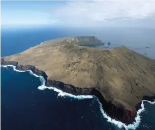  ?? ?? ▼Le cratère de l'île Saint Paul. TAAF. Photo Bruno Marie 97PX