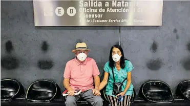  ?? AFP ?? Dos usuarios en la estación La Moneda del metro en Santiago, Chile, usan mascarilla­s como medida preventiva .