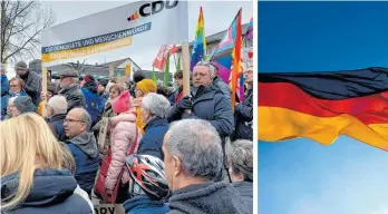  ?? FOTOS: LÄMMERHIRT/ARNO BURGI/DPA ?? Thomas Wagenblast (rechts am Banner) hält das Banner der CDU hoch. Der Kreisverba­nd sowie die Junge Union sind bei der Kundgebung gegen Rassismus und für Demokratie am vergangene­n Samstag beim Demozug mitgelaufe­n.