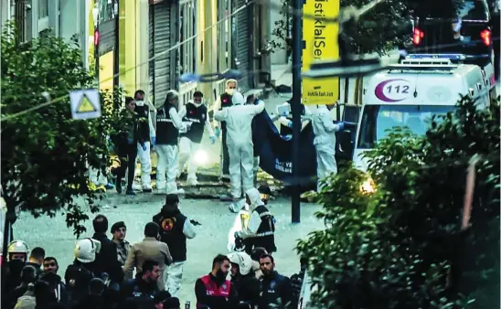  ?? AP ?? La explosión en pleno centro de Estambul sorprendió a los ciudadanos que estaban haciendo sus compras de domingo