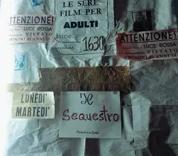  ??  ?? Il luogo
Nelle foto della pagina alcune immagini del cinema a luci rosse «Lory» che si trova ad Acquarica del Capo e di alcune storiche locandine dei film che vengono trasmessi È solitament­e aperto dal venerdì alla domenica, tra le 16.30 e le 22