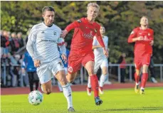  ?? FOTO: THOMAS SIEDLER ?? Der Essinger Stani Bergheim stellte nicht nur Dan-Patrick Poggenberg (rechts) vor Probleme.