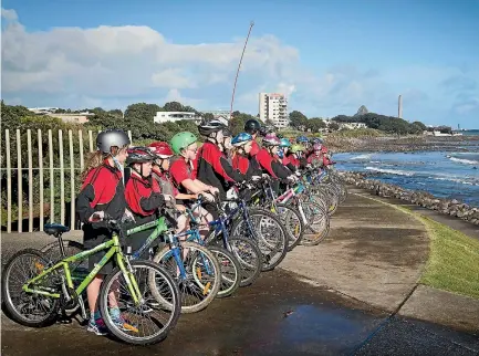  ?? GRANT MATTHEW/STUFF ?? Waituna West School students pause during a ride to Bell Block on the Coastal Walkway during the full school camp in Taranaki.