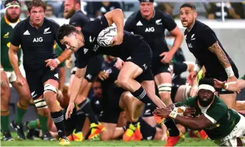  ?? ?? New Zealand’s Will Jordan avoids a tackle from South Africa’s Siya Kolisi during the rugby Championsh­ip match in Townsville. — AFP photo