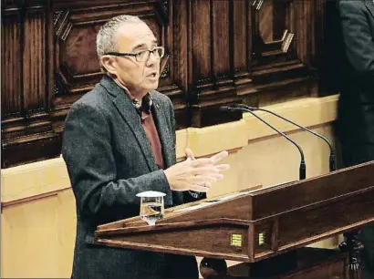  ?? BERNAT VILARÓ / ACN ?? Joan Coscubiela, en un momento de su intervenci­ón ayer en el pleno del Parlament
