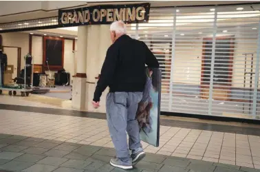  ?? E. JASON WAMBSGANS/CHICAGO TRIBUNE/TNS ?? In March, a shopper finds a last-minute bargain at the Spring Hill Mall in West Dundee, Illinois, which is closing after 43 years.