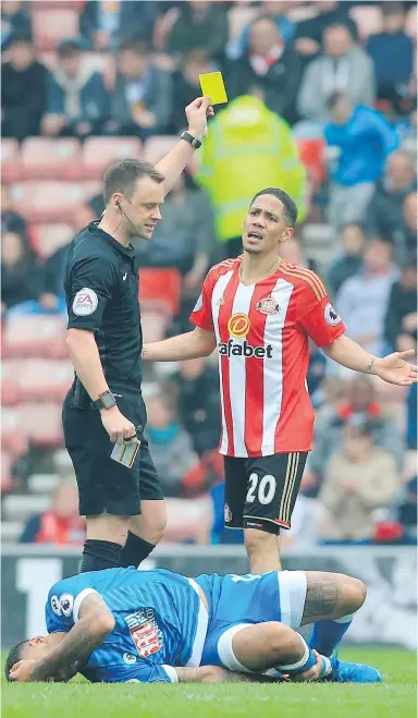  ?? — GETTY IMAGES ?? Sunderland’s Steven Pienaar gets a yellow card from referee Stuart Attwell after a foul on Bournemout­h’s Joshua King during Saturday’s match in Sunderland.